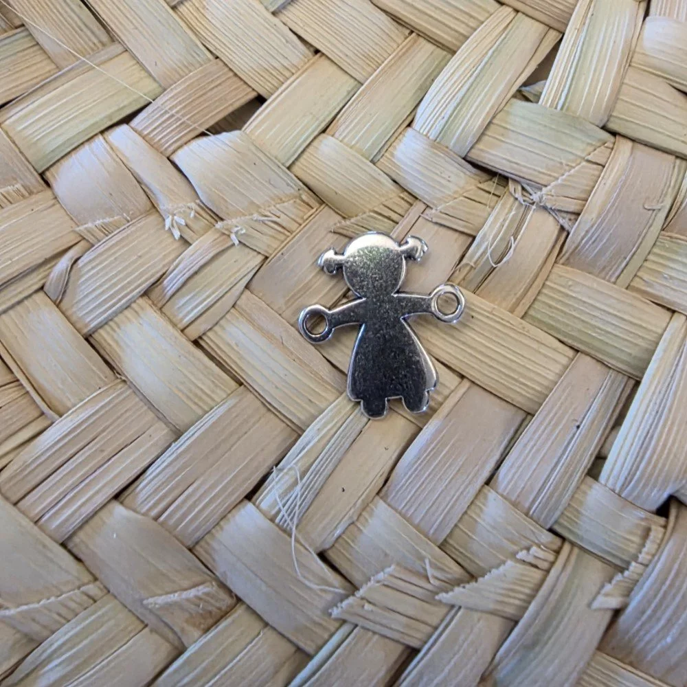 Breloque fille en métal argenté