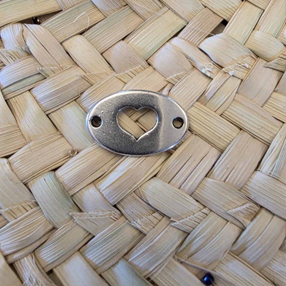 Breloque cœur ajouré en métal argenté