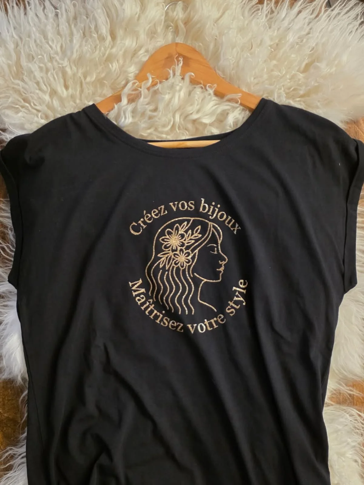 ✨Cr&eacute;ez vos bijoux, ma&icirc;trisez votre style✨ 

Pour &ecirc;tre une vraie team de choc pendant le salon Cr&eacute;ations &amp; savoir-Faire, nous porterons chaque jour un t-shirt assorti sur le stand !
Alors si vous rep&eacute;rez quelqu&rsq