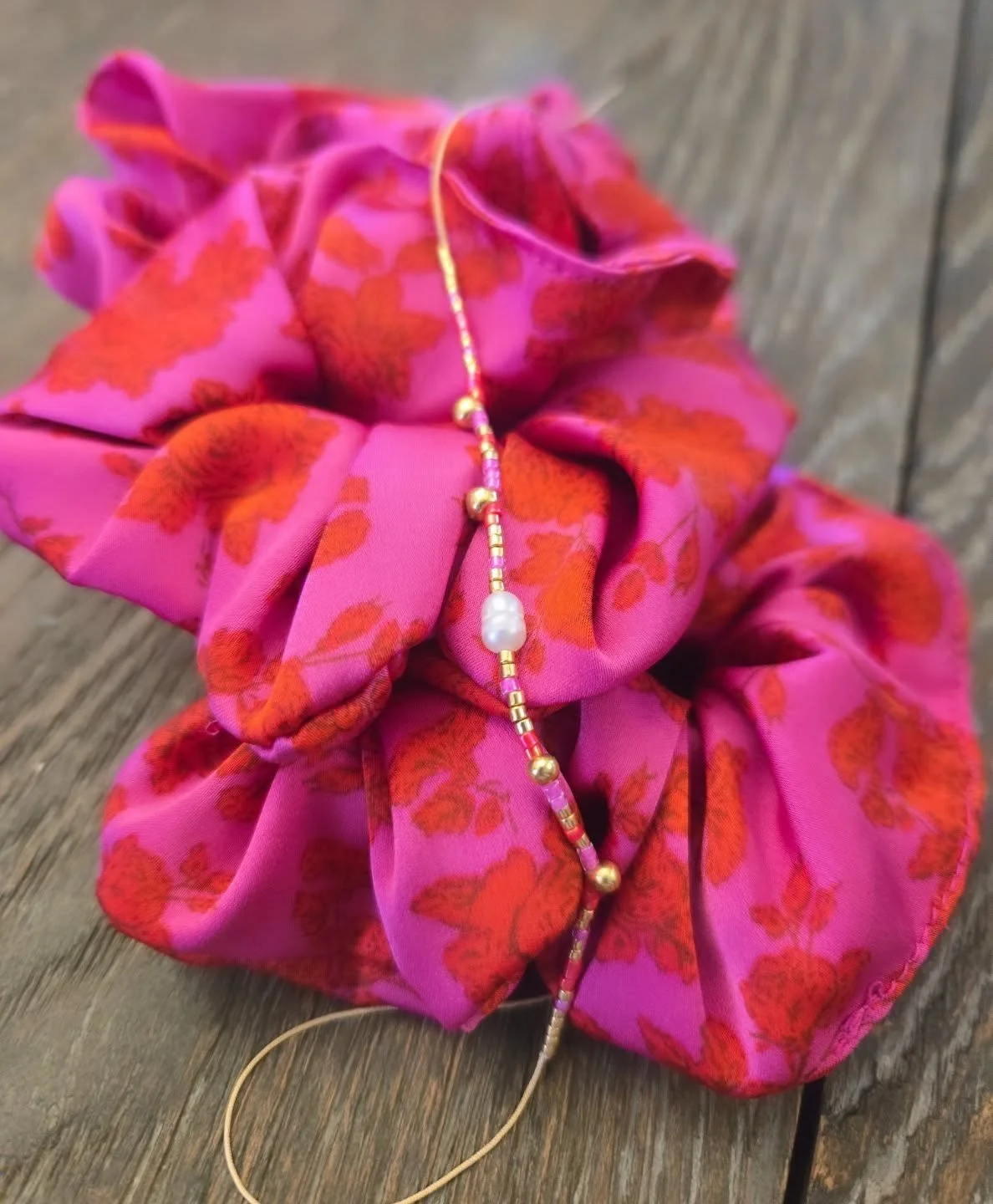 Journ&eacute;e en atelier afin de vous pr&eacute;senter quelques nouveaut&eacute;s. De la couleur, de l'&eacute;l&eacute;gance, le mariage parfait.
#cr&eacute;ations #artisanat #petiteserie #bijouxlovers #chouchou #saison2025 #auchascreatif #presquil