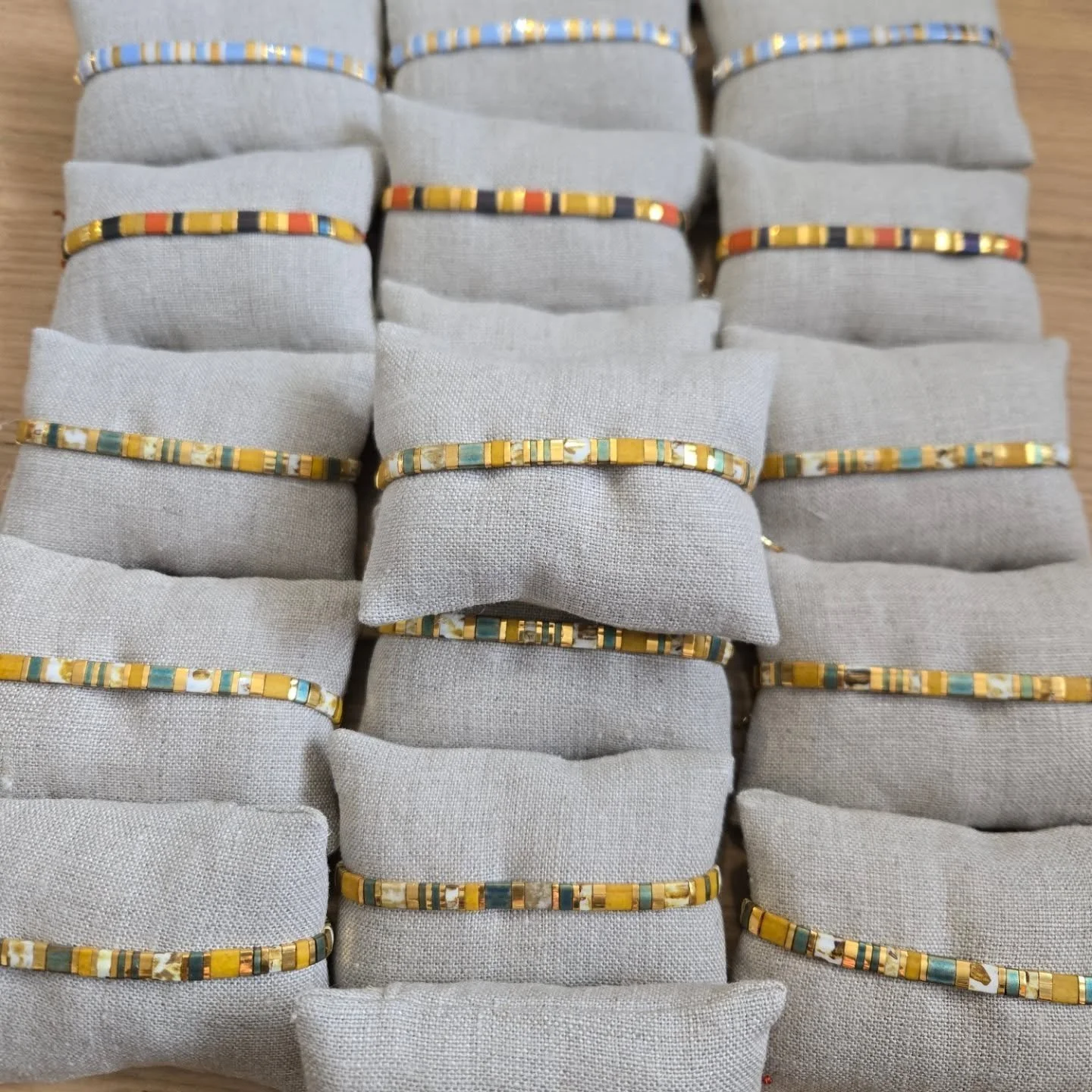 Ce matin , petit stock de bracelets &quot;Charline&quot; mis en place sur les coussins en lin. 4 nouveaux mod&egrave;les. 
Je vais continuer de faire mon stock pour les beaux jours qui arrivent. 
Belle journ&eacute;e ensoleill&eacute;e. 
#bracelet #!
