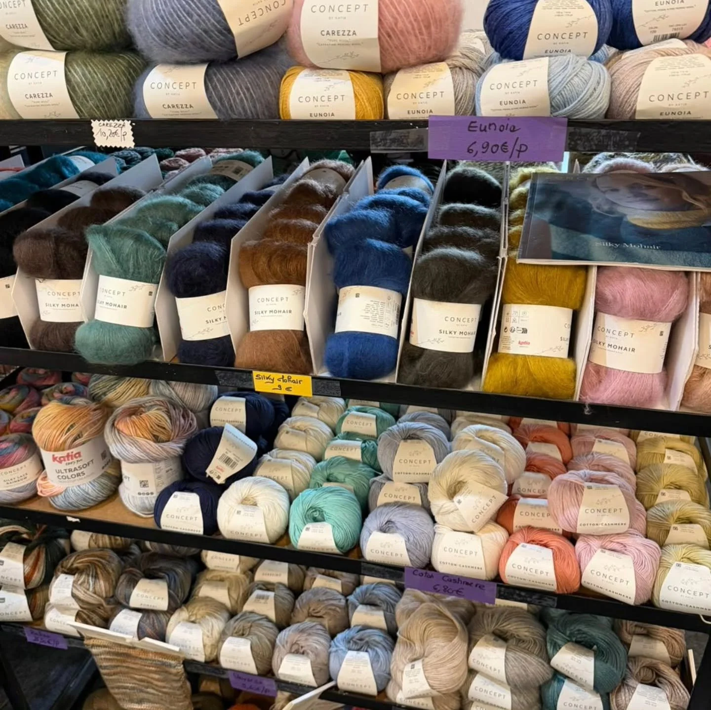 Un aper&ccedil;u de notre rayon laine. 
5 marques distribu&eacute;es: @rico_design @phildar @dmc_france @katiayarns @rowanyarns 
Que vous soyez d&eacute;butante  ou experte, vous trouverez je l'esp&egrave;re votre bonheur.
#laine #tricoter #auchascre