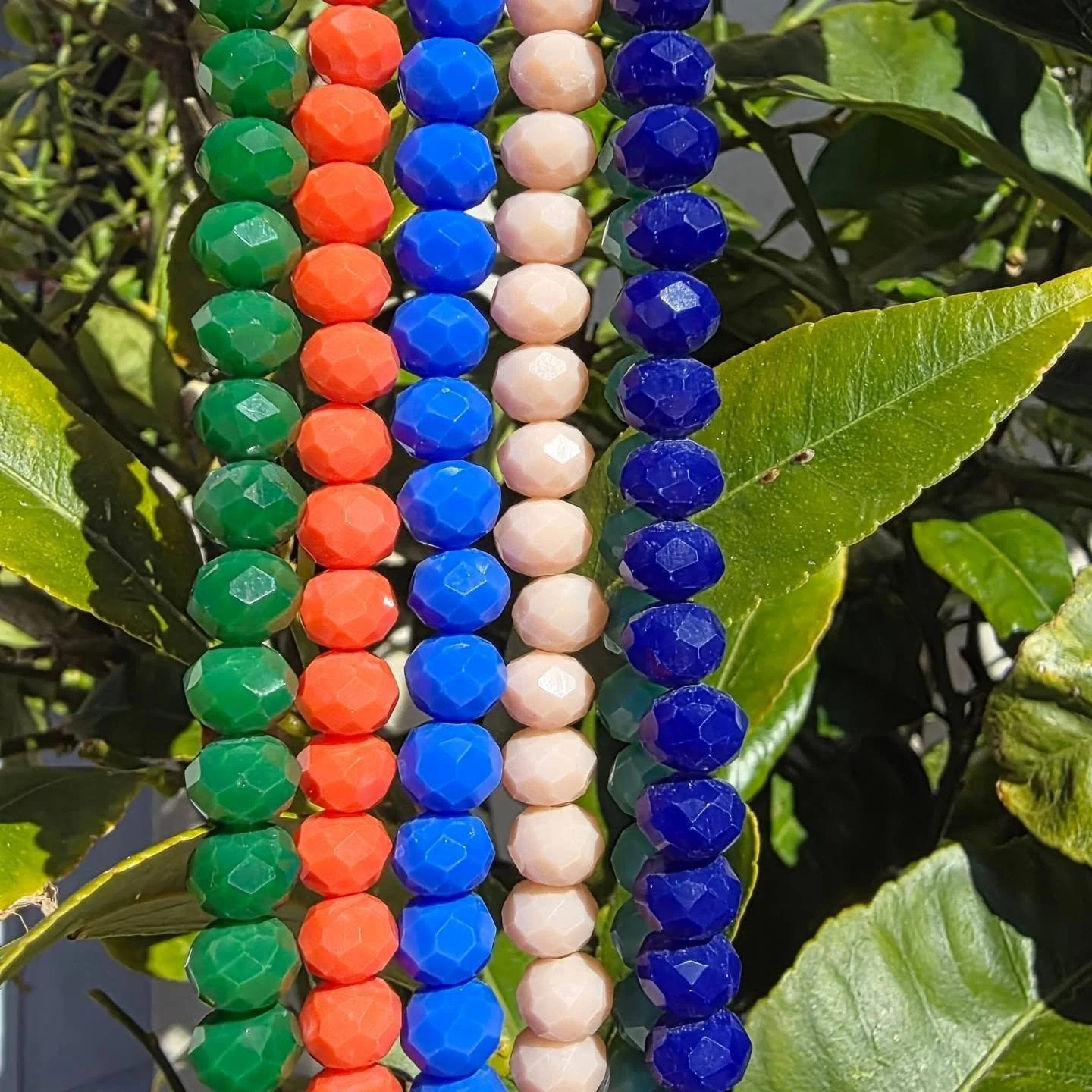 Le printemps rime avec Nouveaut&eacute;s. 
Aujourd'hui je pr&eacute;sente les perles facettes en verre.
Deux nouveaux diam&egrave;tres : 6 et 7 mm.
Une douzaine de couleurs. 
L'autre nouveaut&eacute; : certaines couleurs seront en vente par fil d'env