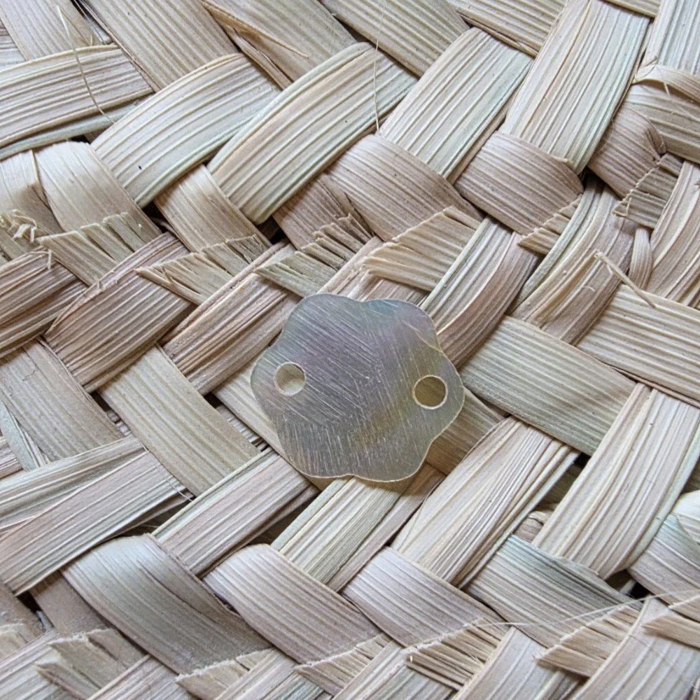 Fleur en Nacre Naturelle – 2 trous