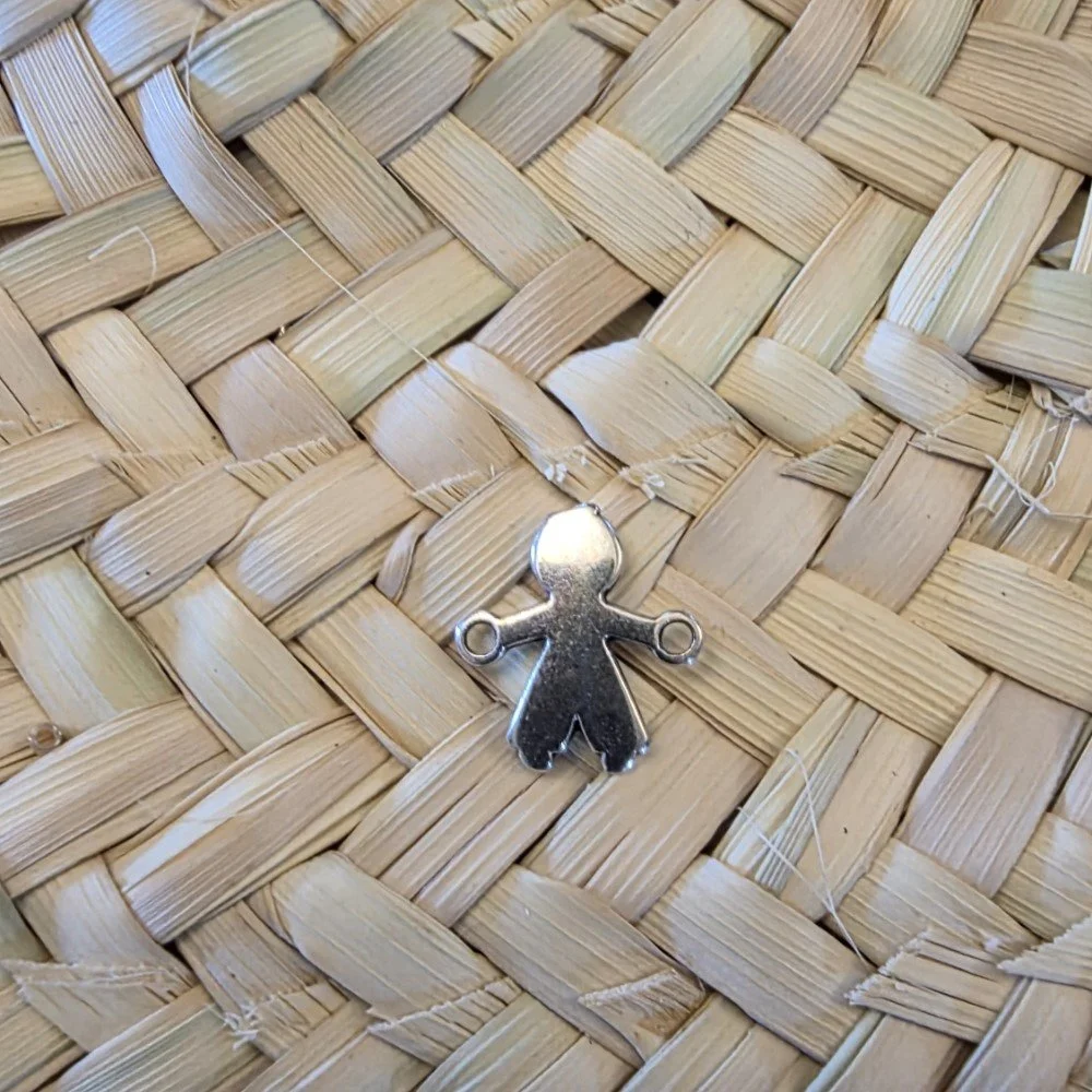 Breloque garcon en métal argenté