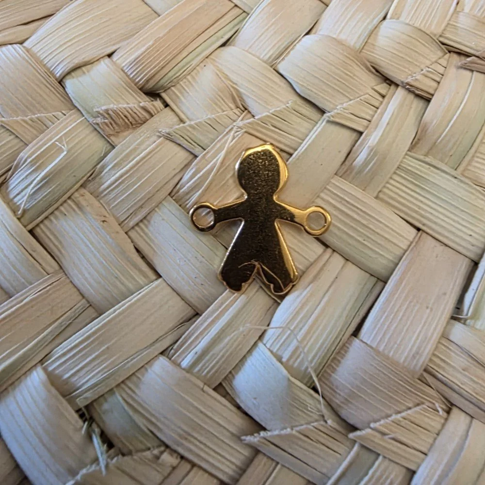 Breloque garcon en métal doré