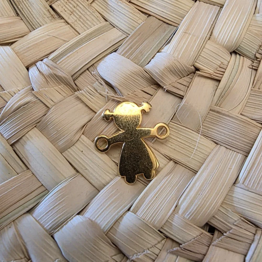Breloque fille en métal doré