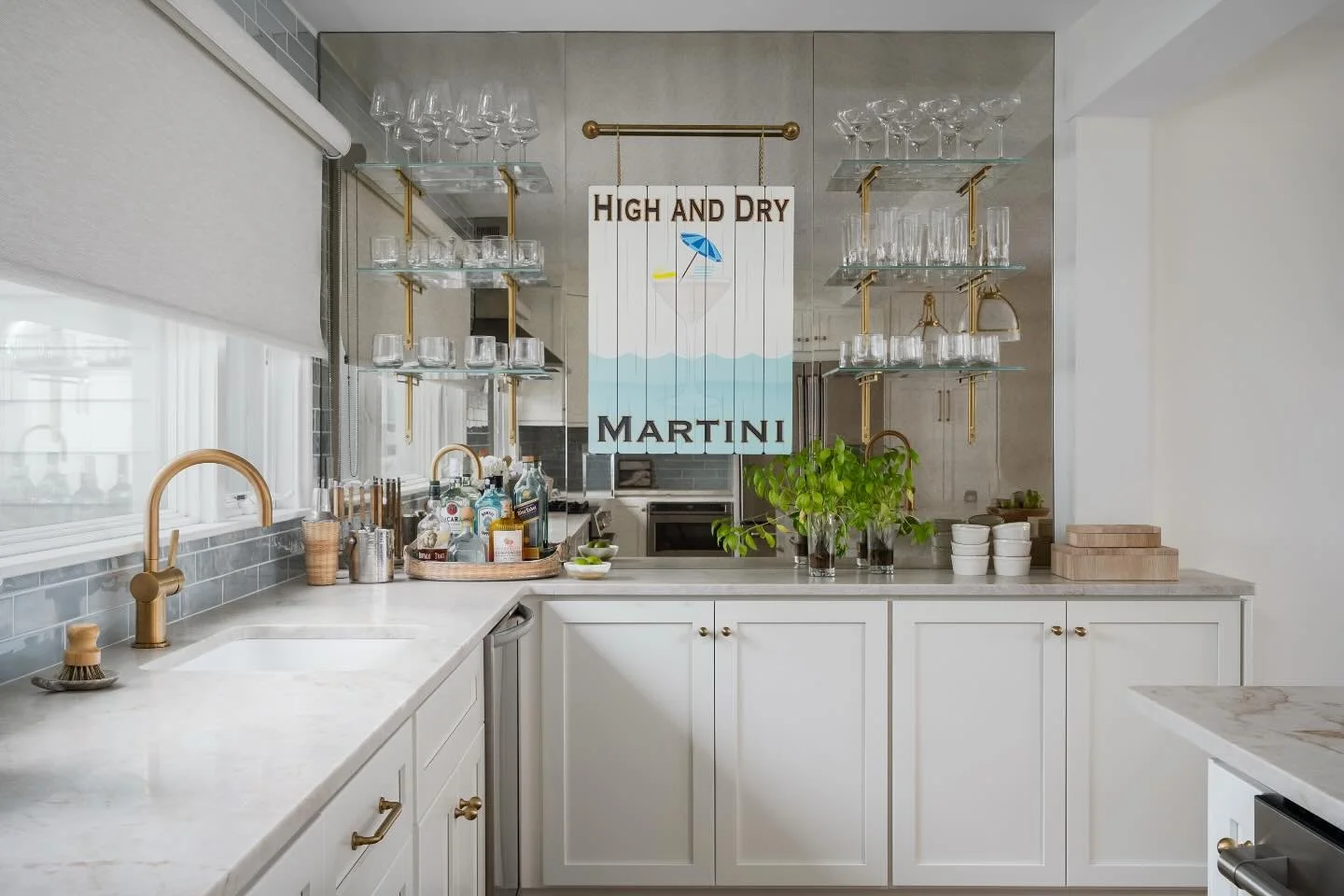 Weekend Mode! 

Fun kitchen and awesome design. Ready and set for some weekend entertaining with family and friends, or that special loved one ❤️❤️

Design: @decor.by.demree 

Photos shot and copyrighted by @willventuresphoto please DM for licensing 