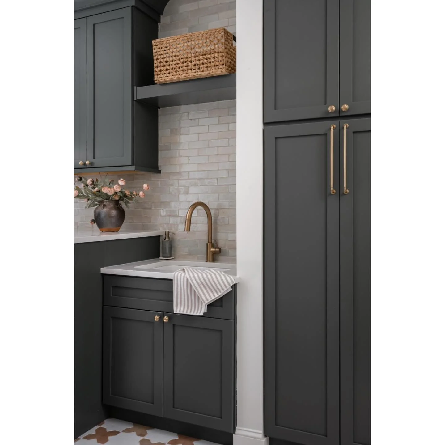 How does it feel when you enter your home?

The entry sets the mood and this one definitely hit the mark. Kick your shoes off, drop your bags, and relax.

Design: @decor.by.demree

Photos shot and copyrighted by @willventuresphoto please reach out fo