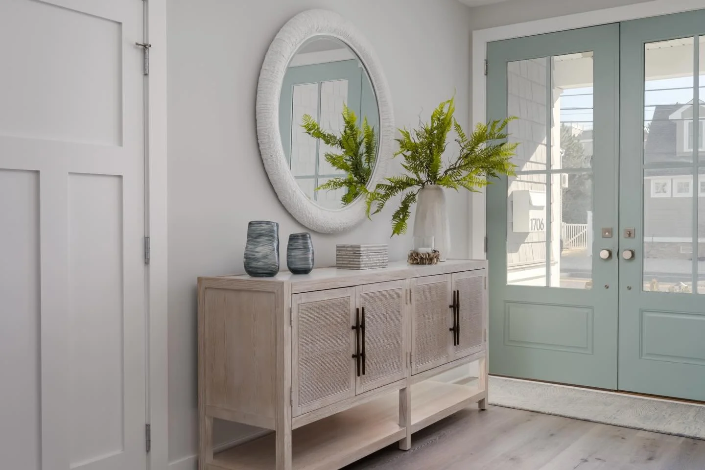 Welcome home.

After a long work week it&rsquo;s so nice to walk into the front door and great the weekend.

Loved the style and feel of this entry. Drop the bags and keys and enjoy!

Design: @fayeroeber_interiors 

Photos shot and copyrighted by @wi