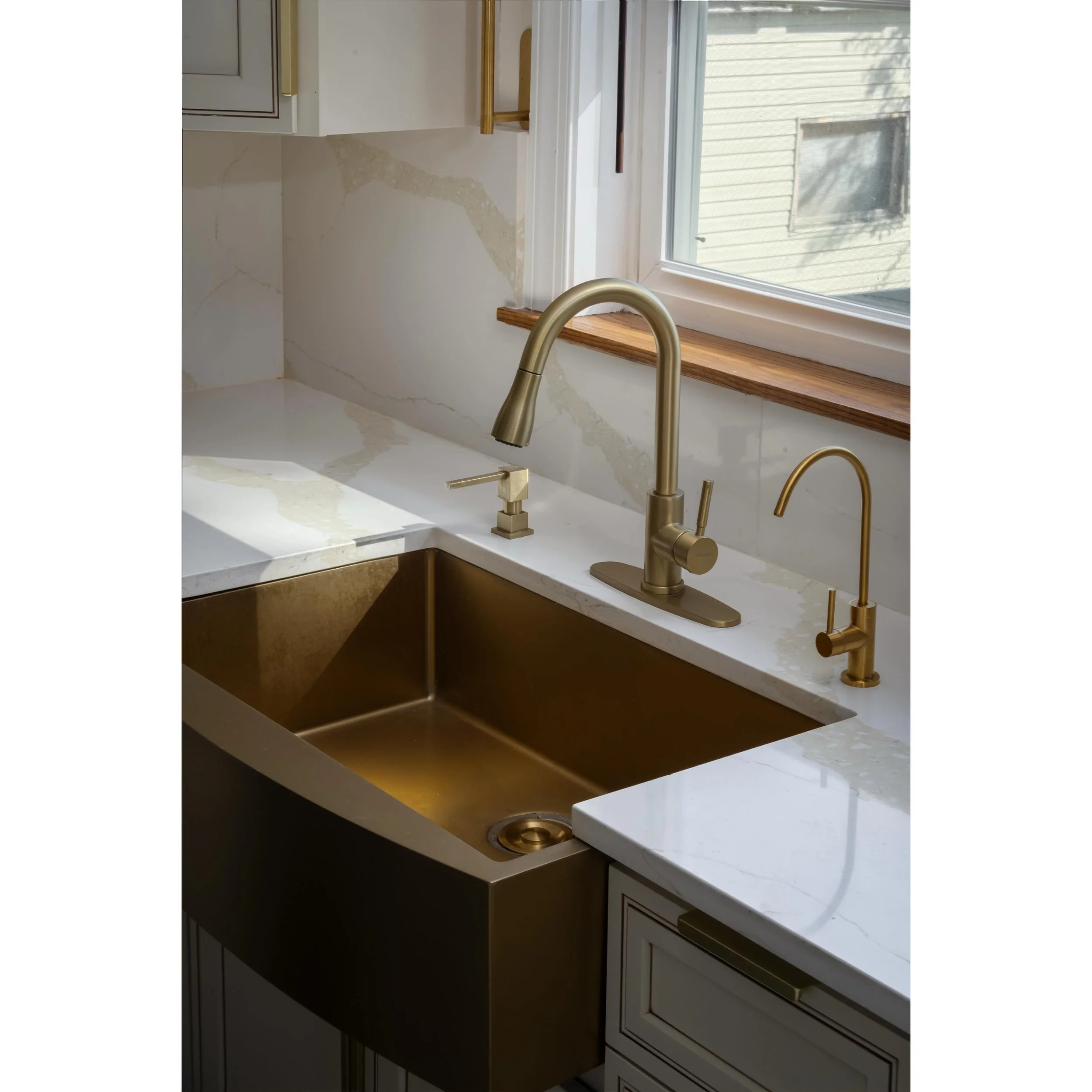 This @ruvati sink looked stunning as the early morning light poured into the kitchen.

The sink was the perfect accent to complement the space. Style and functionality at its finest.

Photos shot and copyrighted by @willventuresphoto please reach out