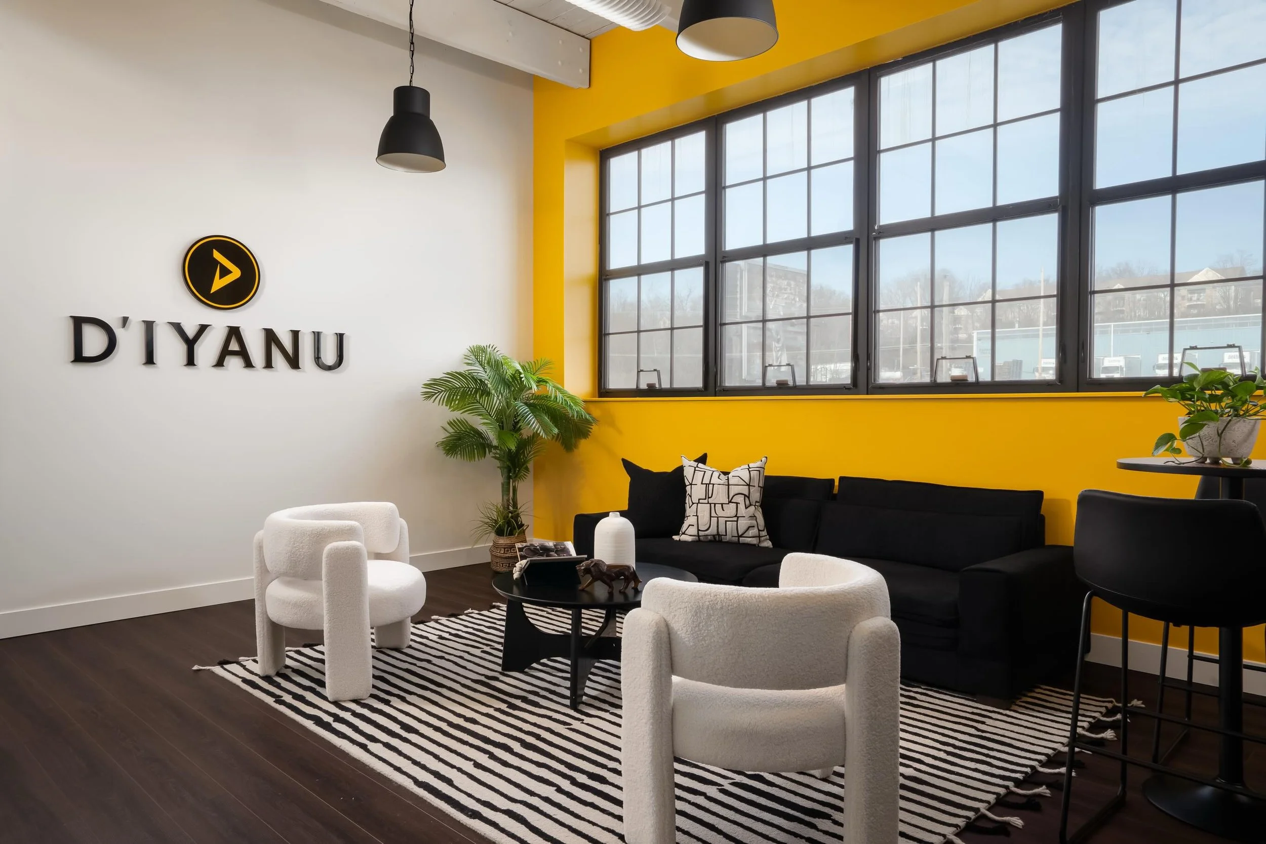 A well designed workspace makes all the difference.

The space for @diyanu was not only beautiful and functional, it told the story behind this amazing clothing brand.

Design: @poplarcreek_interiors 

Photos shot and copyrighted by @willventuresphot