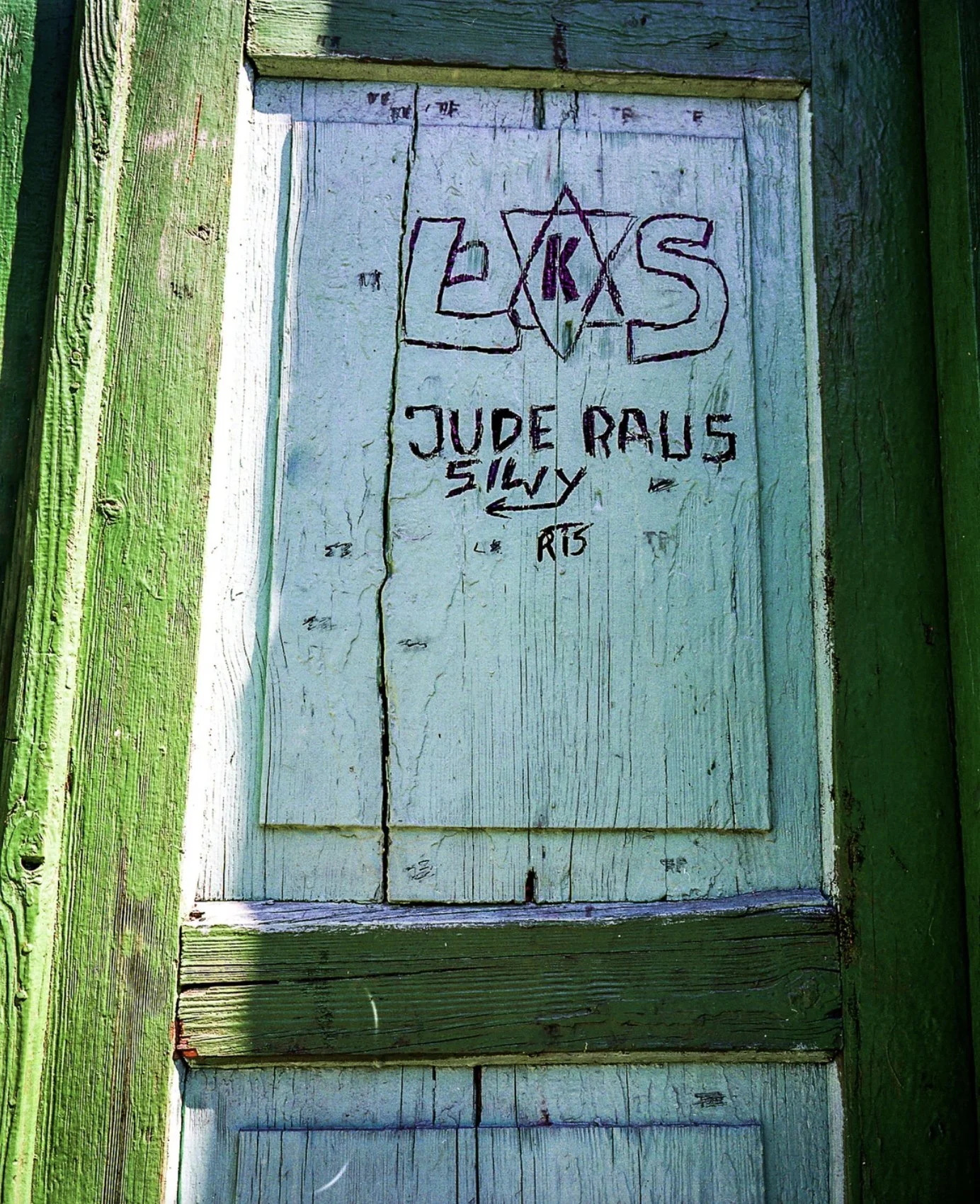 Jews out!” (German) – A dreaded phrase shouted by the Nazis throughout the ghettos when they were trying to force Jews from their hiding places.