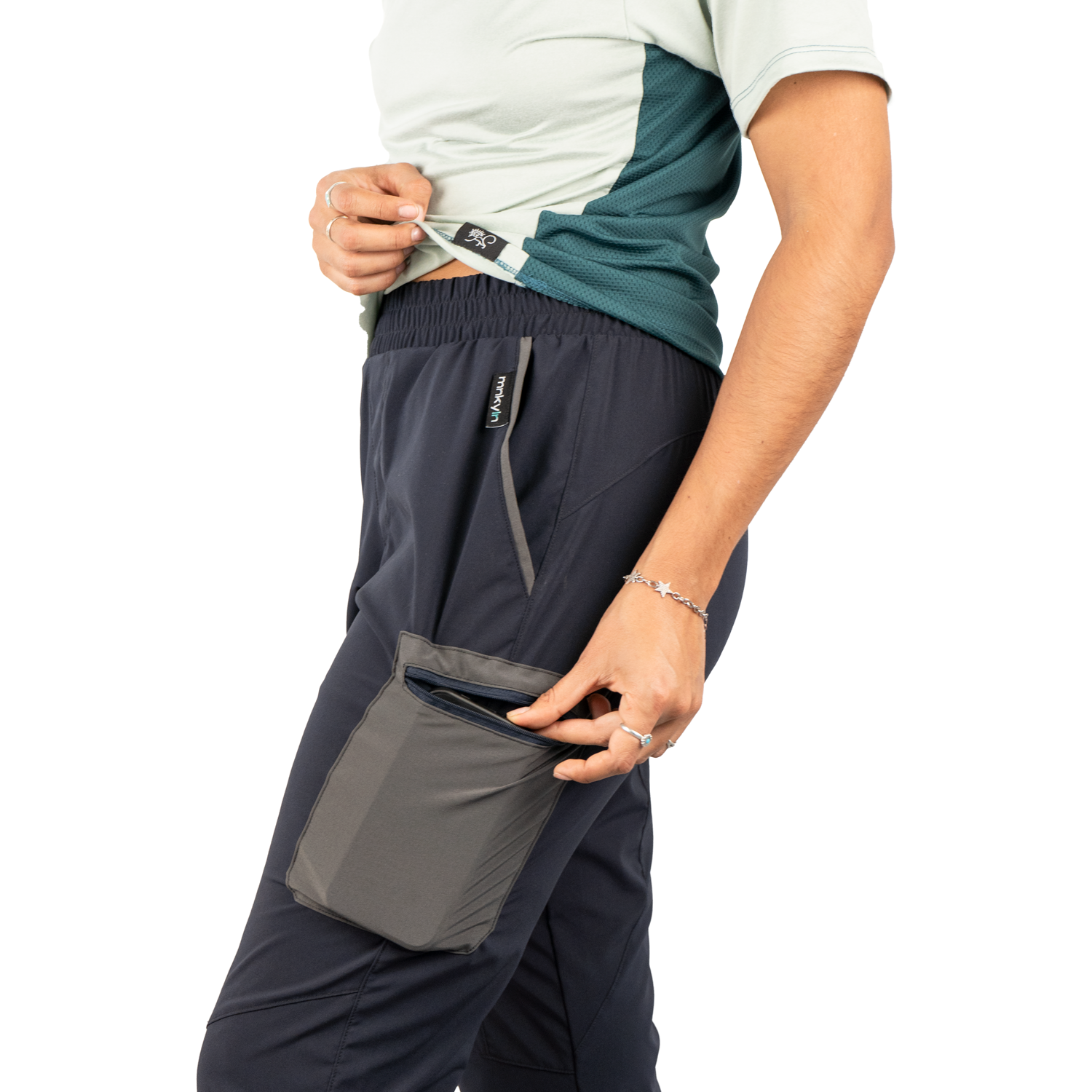 all-mountain-pants-mtb-women-model-detail.png