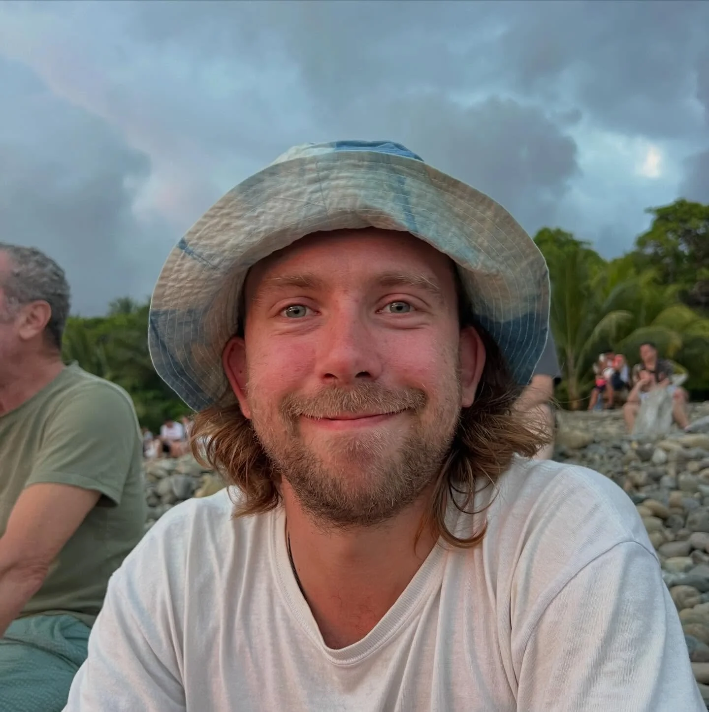 A cutie little hat I made out of vintage napkins 🫆thank you to my gorgeous models for humoring me 🫂 everybody wear hat everybody look cute in hat