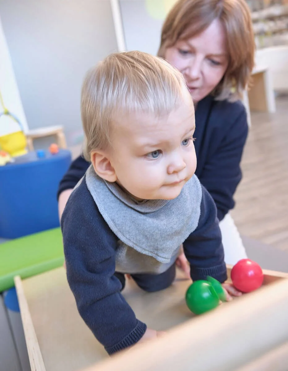 sandra-wedemeyer-swip-kindertherapie-muenster-kind-auf-Rutsche