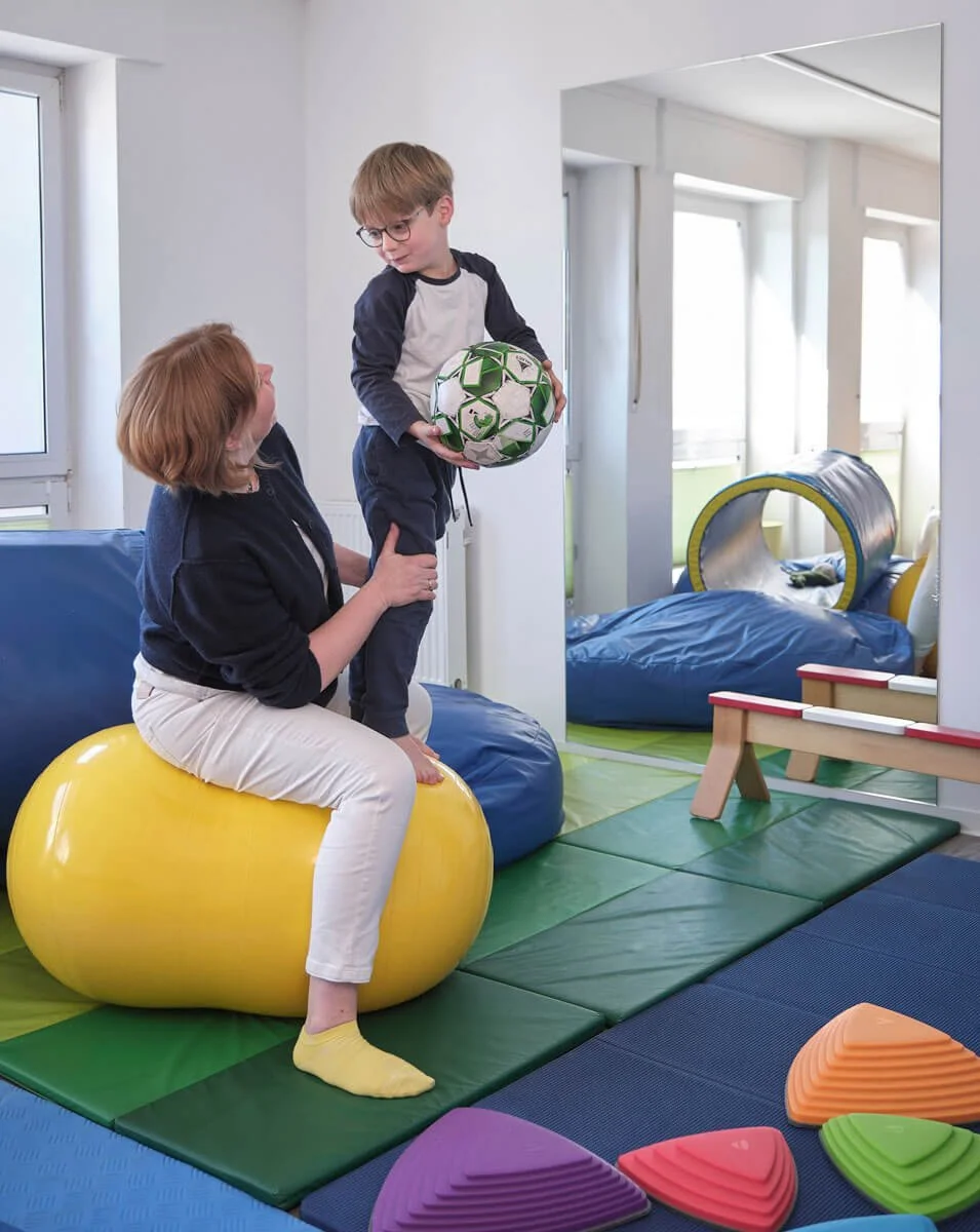 sandra-wedemeyer-swip-kindertherapie-muenster-junge-mit-ball