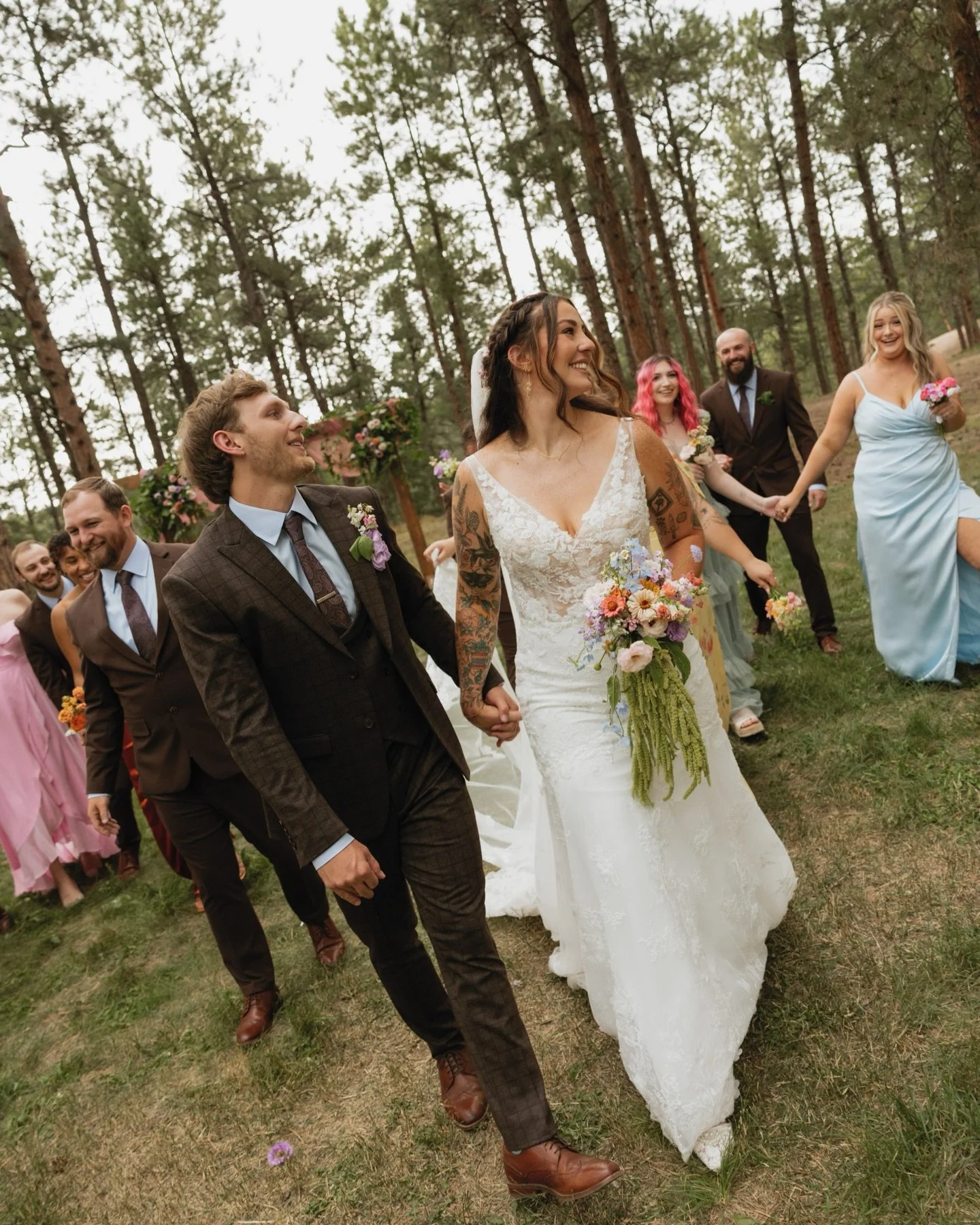 Golden hour glow, vibrant florals, and a dance floor that never quit 🌸✨ 

Jerusha and Jake&rsquo;s wedding day was truly a celebration as bright and colorful as their forever. 

Associate shooting for @_almphotography.llc 🤍