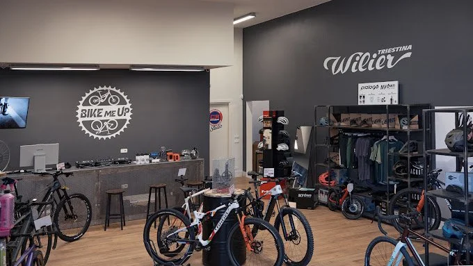 Interno di negozio di biciclette con biciclette esposte e spazi per clienti