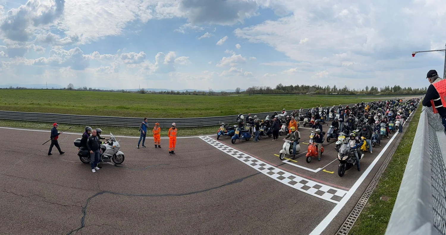 Moto e partecipanti all’Autodromo di Modena durante la Benedizione 2026