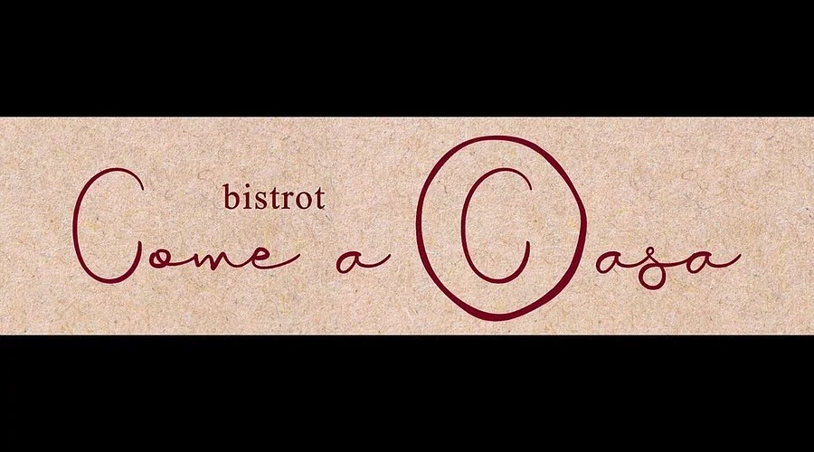 Logo con testo 'Come a Casa', con la parola 'bistrot' sopra, in stile elegante con colori rossi e beige.