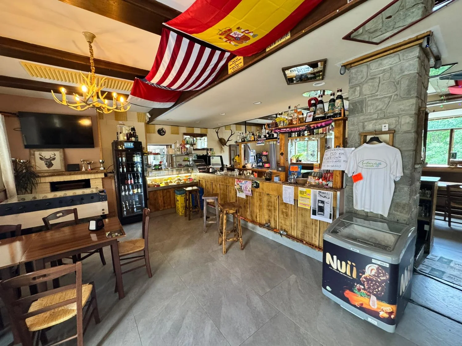 Bancone e sala del Bar Pizzeria La Torre