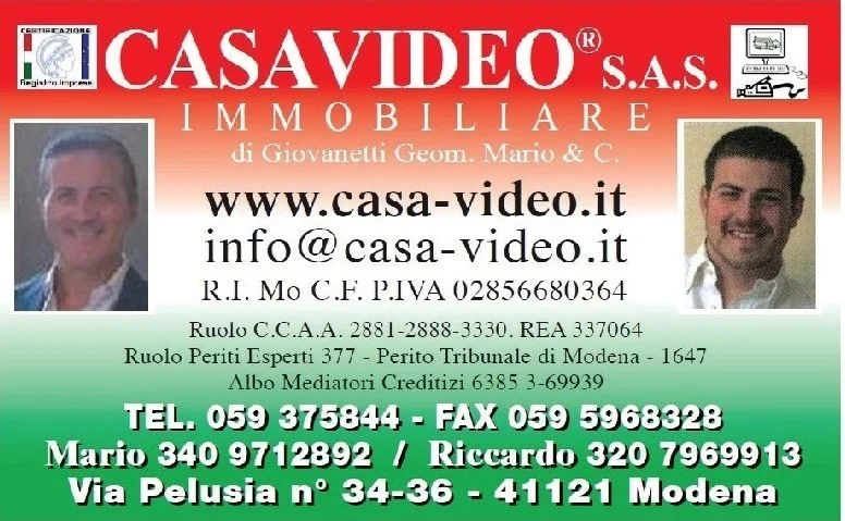 Biglietto da visita di un'agenzia immobiliare chiamata Casavideo S.A.S. con foto di due uomini, indirizzi web, email, numeri di telefono e altre informazioni di contatto e professionali, con sfondo tricolore italiano