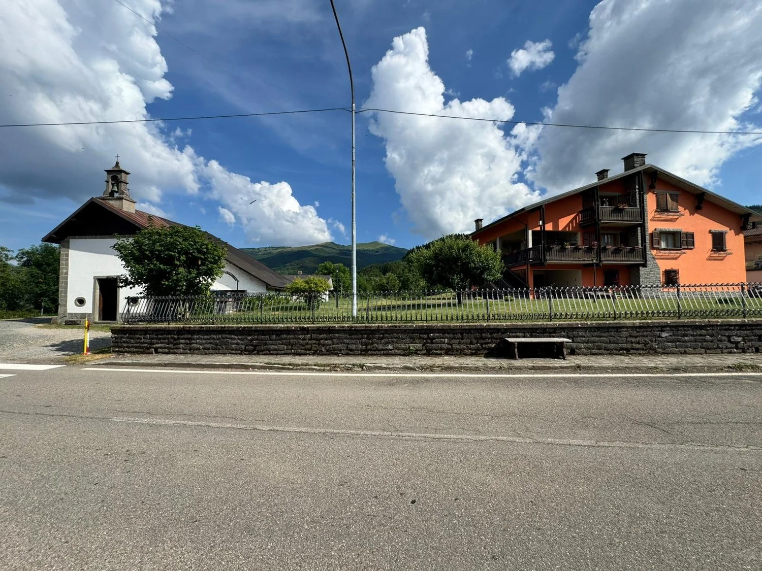 Veduta esterna della piazza e degli edifici di Sant’Annapelago
