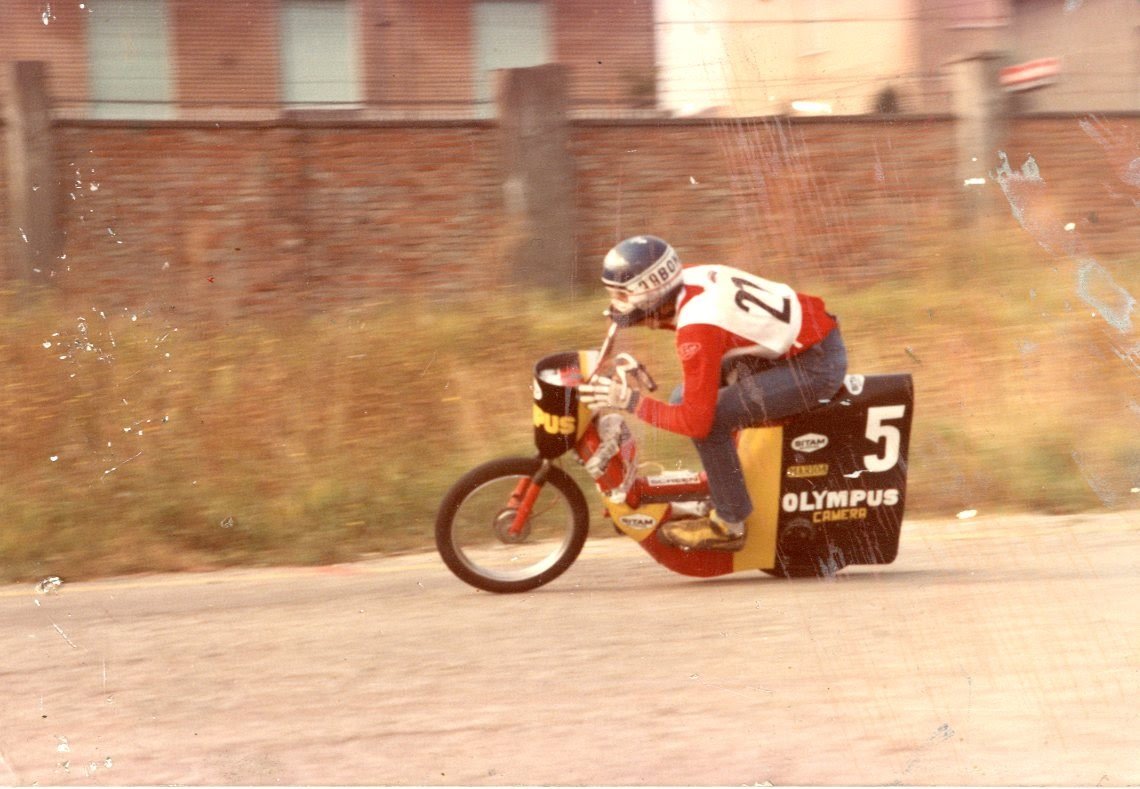 Motociclisti in gara in autodromo negli anni Settanta, dall’archivio del club