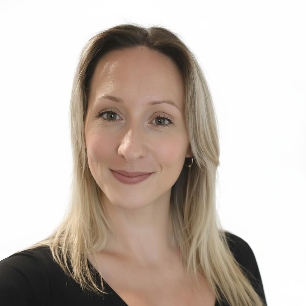 Portrait d'une femme blonde souriante avec un t-shirt noir, fond blanc.