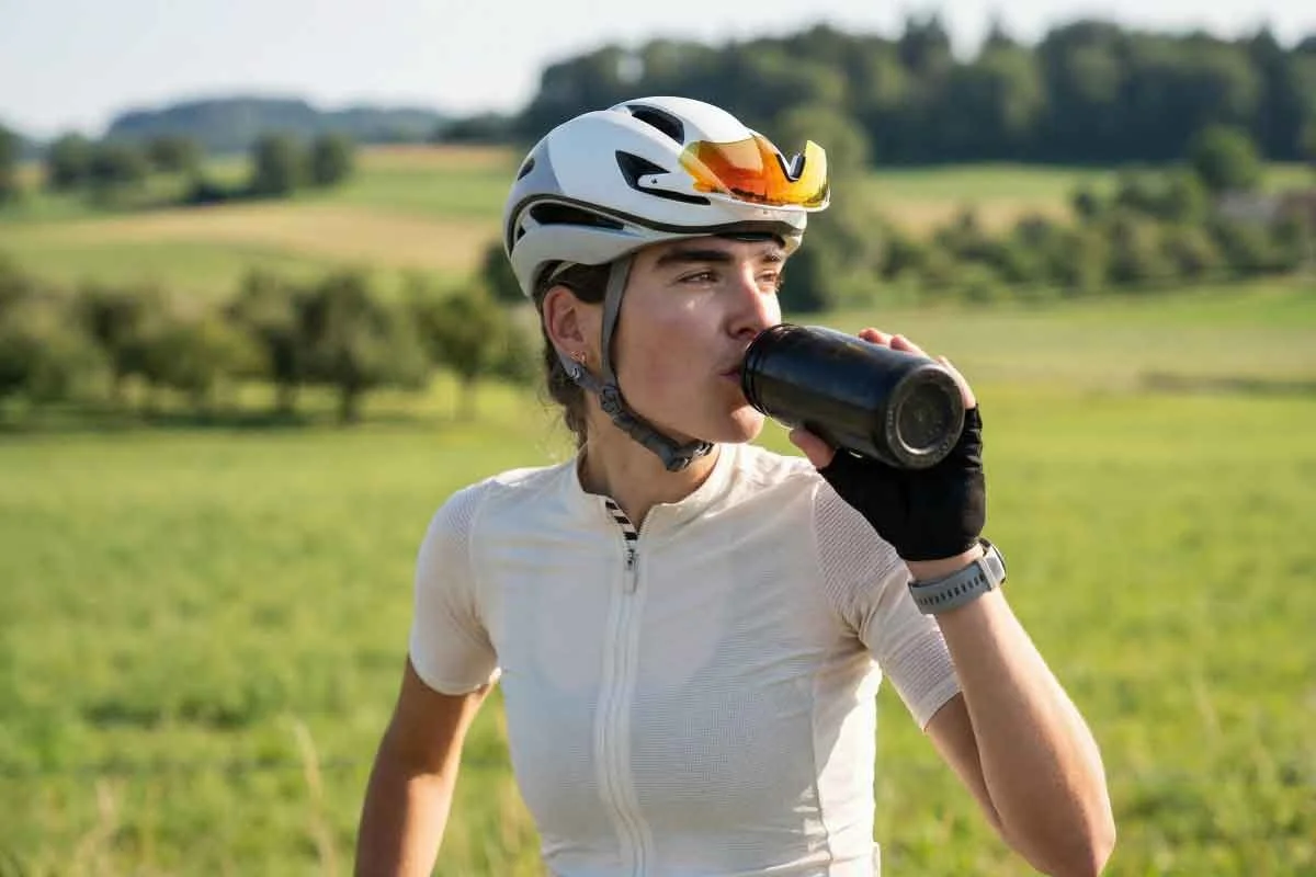 Sportliche Velofahrerin macht Pause