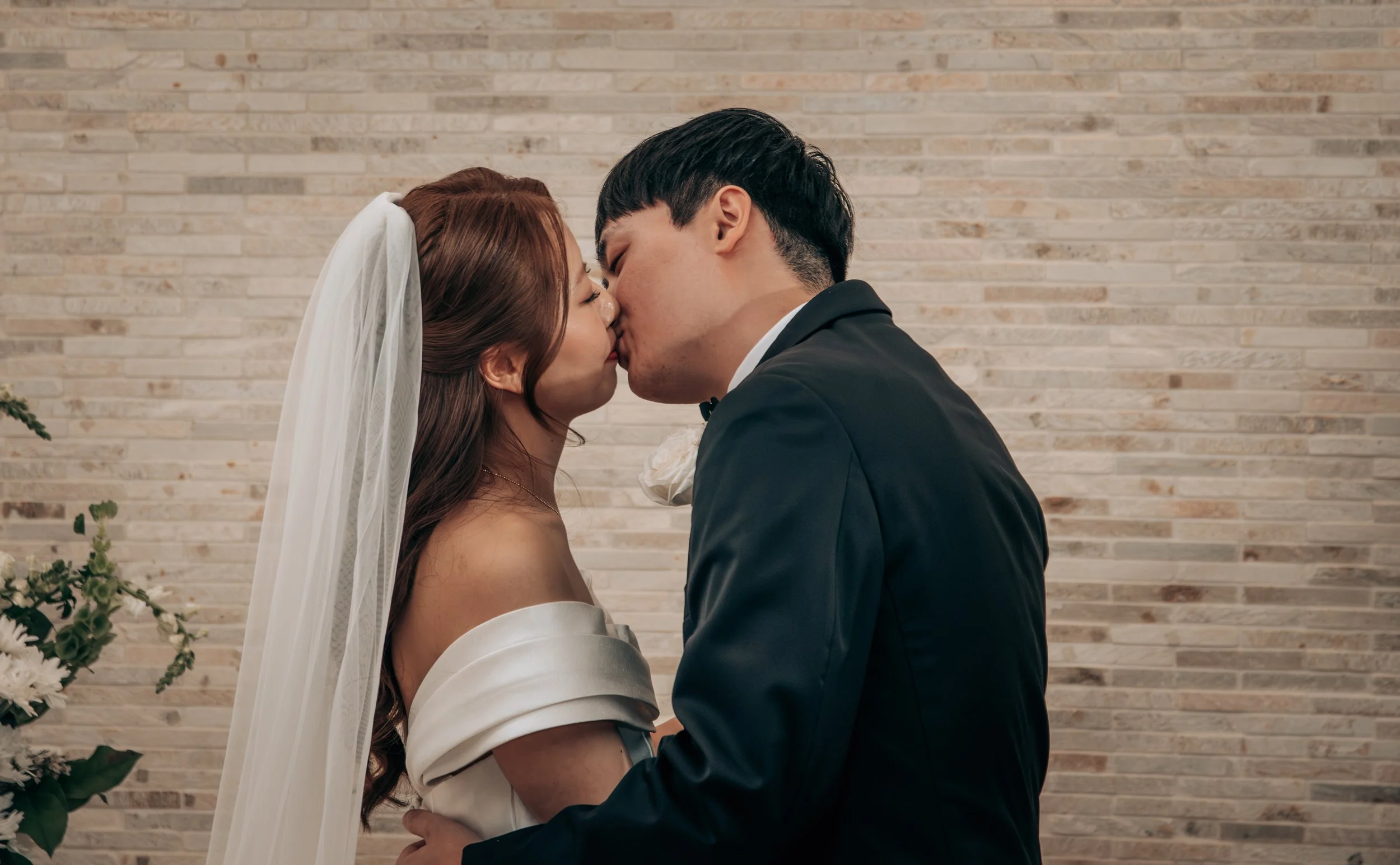 first-kiss-korean-wedding-toronto.jpg