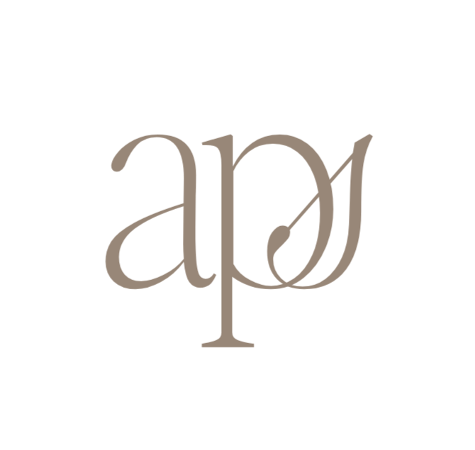 Logo con le lettere A, P e uno strumento musicale, forse un violino, integrato nel design.