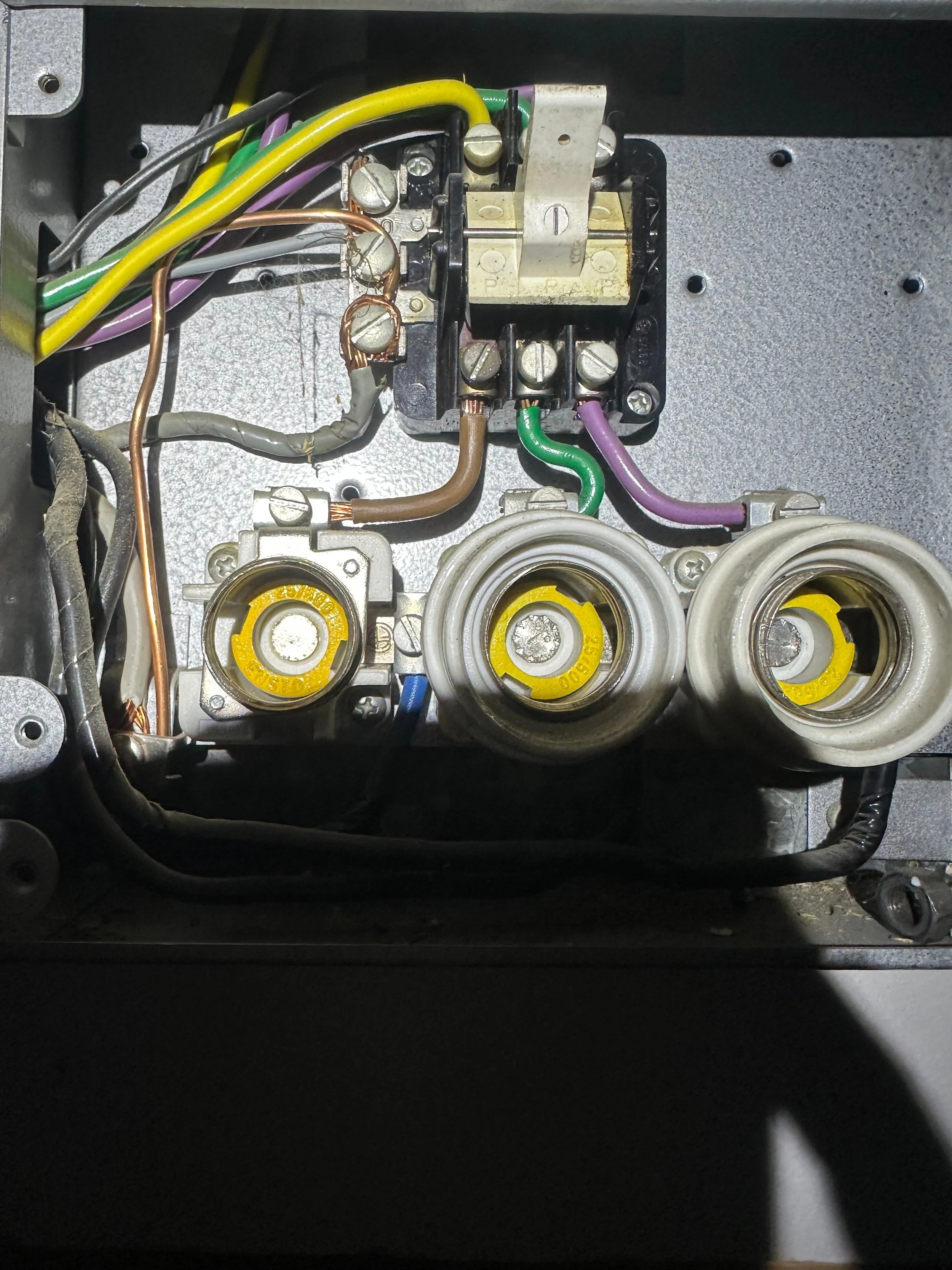 Sähkökeskukset Asennus ja vaihto 