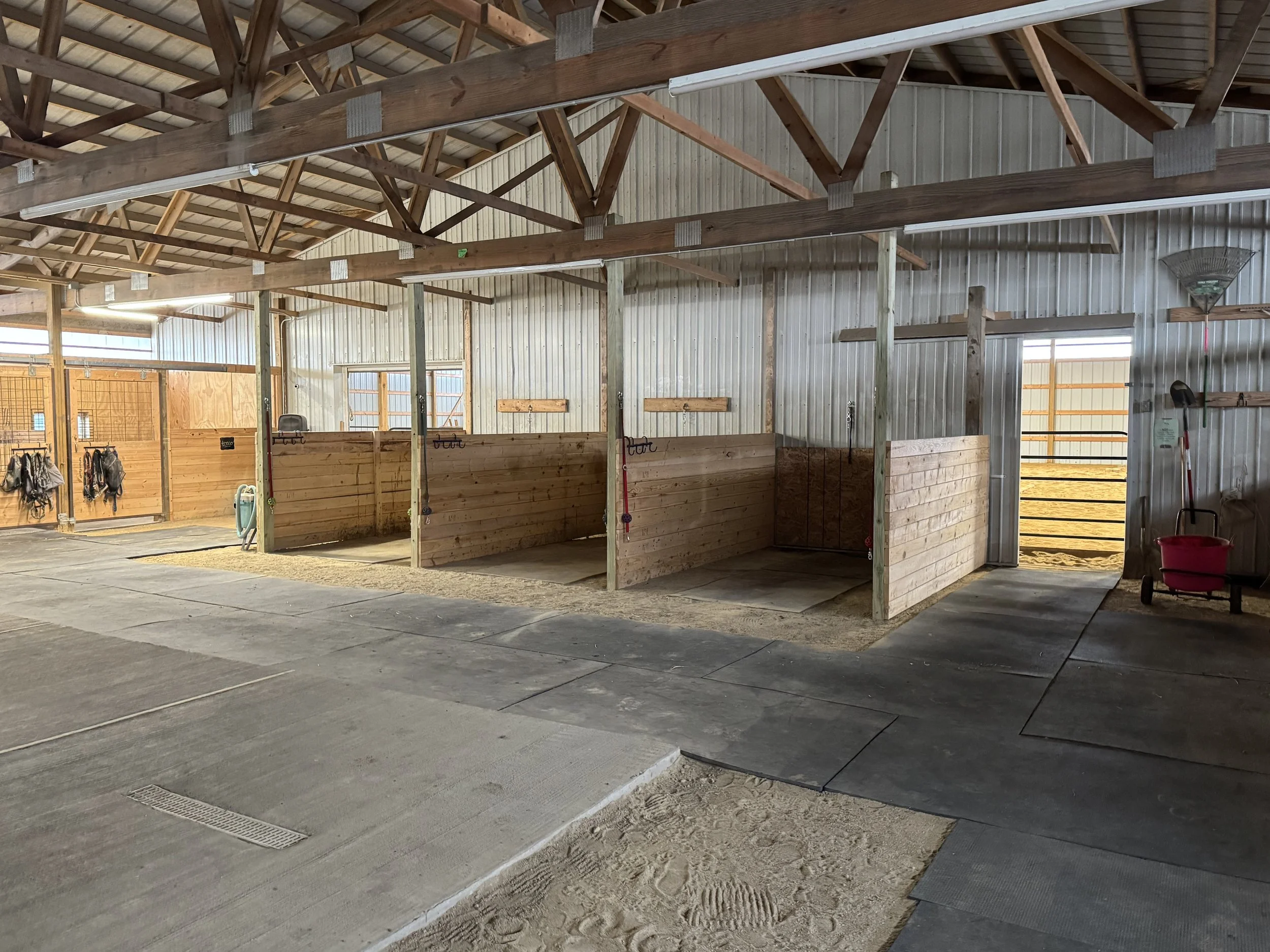 Tie stalls for grooming and saddling.