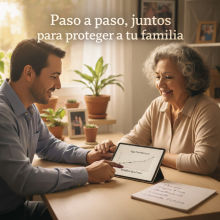 Agente de seguros independiente explicando con calma un plan de gastos finales a una pareja latina mayor en su hogar, mostrando un proceso sencillo de beneficios funerarios y seguros de vida en USA