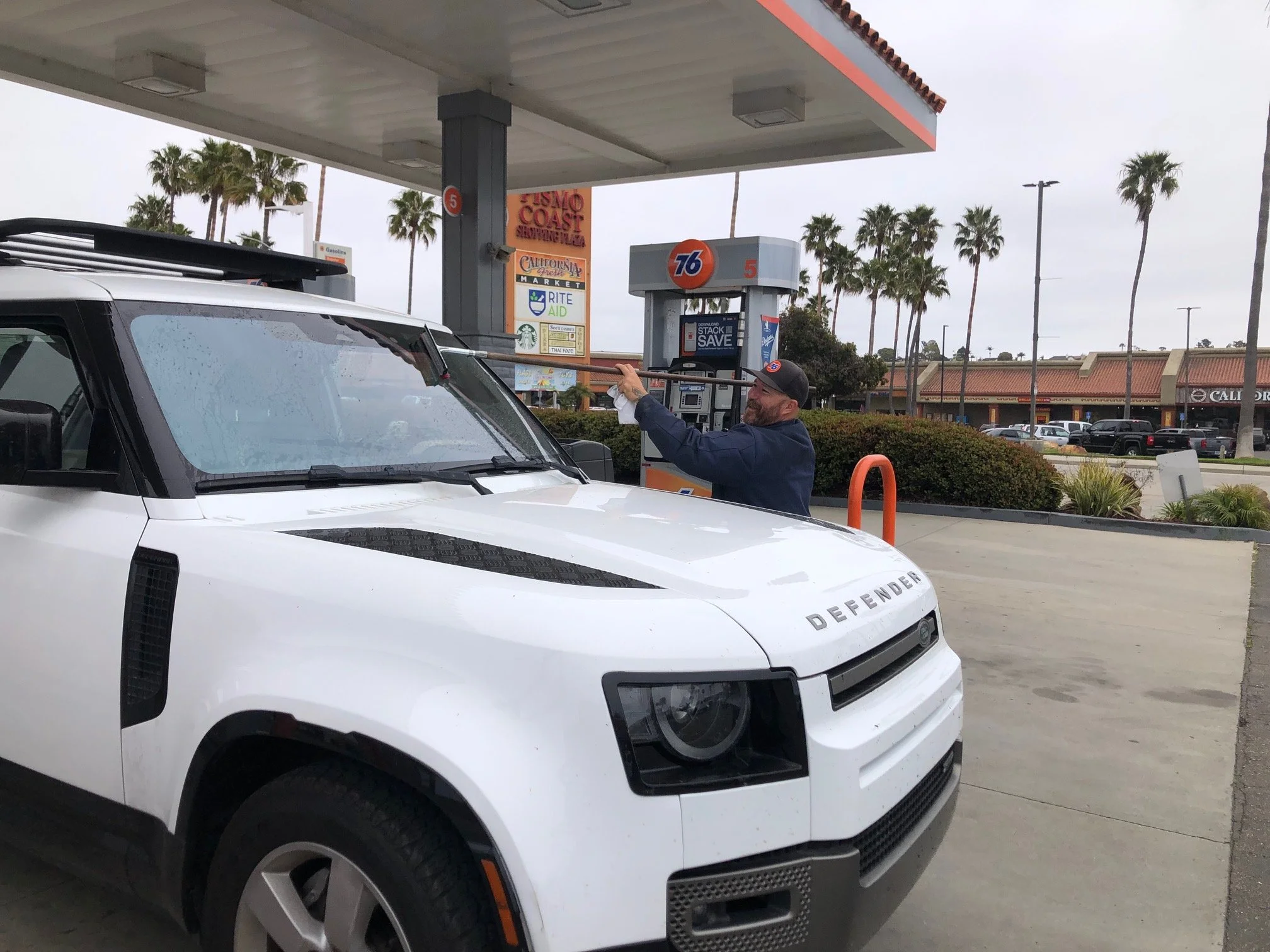 76 gas station attendant washes windows
