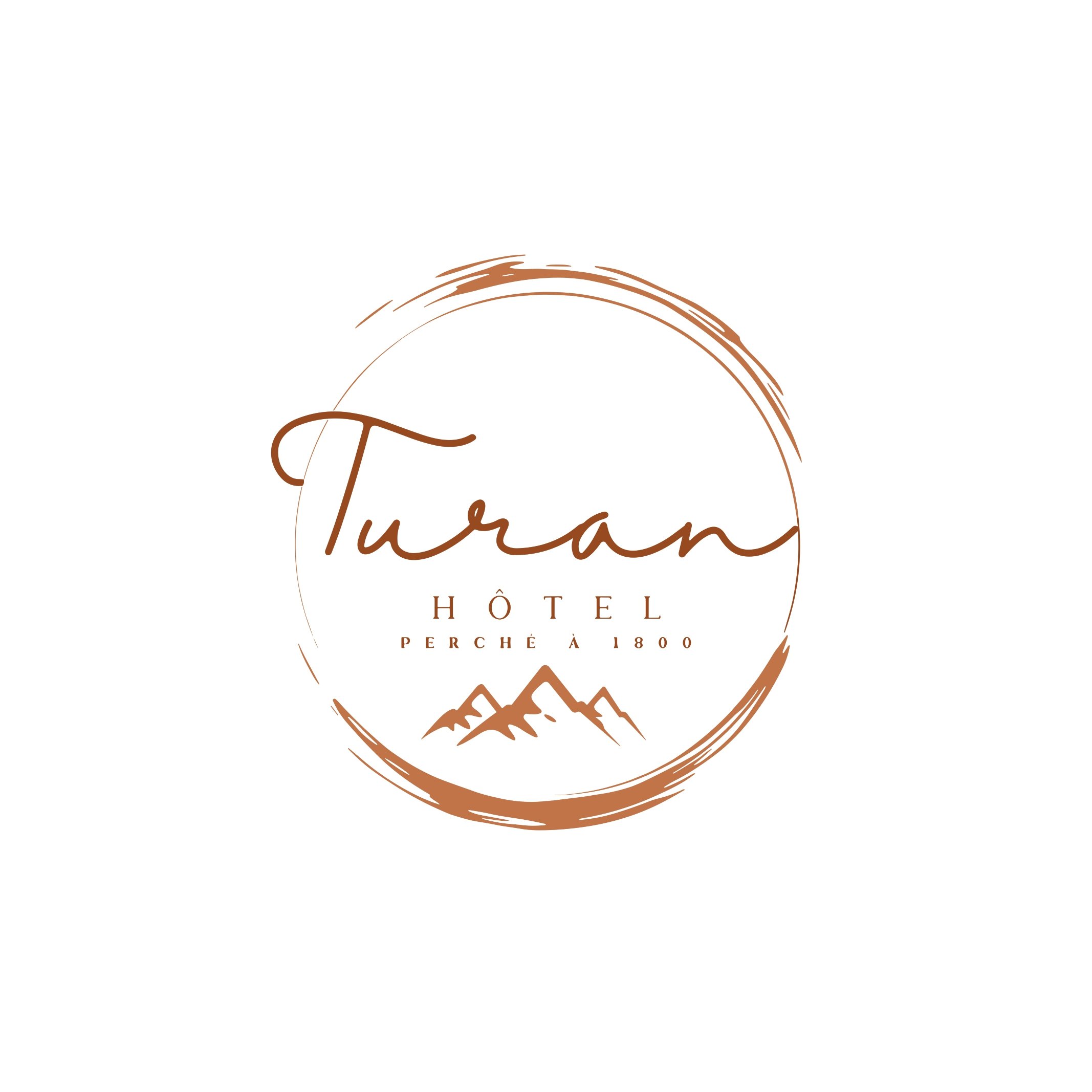 Logo du Tiran Hôtel avec un cercle dessiné à la main, des montagnes stylisées en dessous, et le texte en cursive "Tiran" avec "Hôtel" et "Perché à 1800" en dessous.