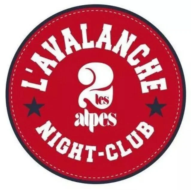 Logo rouge rond avec écriture blanche : "L'AVALANCHE NIGHT-CLUB" et un symbole blanc au centre avec le texte "les alpes".