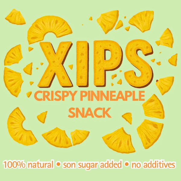Imagen de un paquete de snacks de piña crujiente llamado 'Xips', con fruta de piña en trozos y en rodajas dispersas alrededor del texto. El fondo es de color verde. Incluye información de que es 100% natural, con azúcar añadido y sin aditivos.