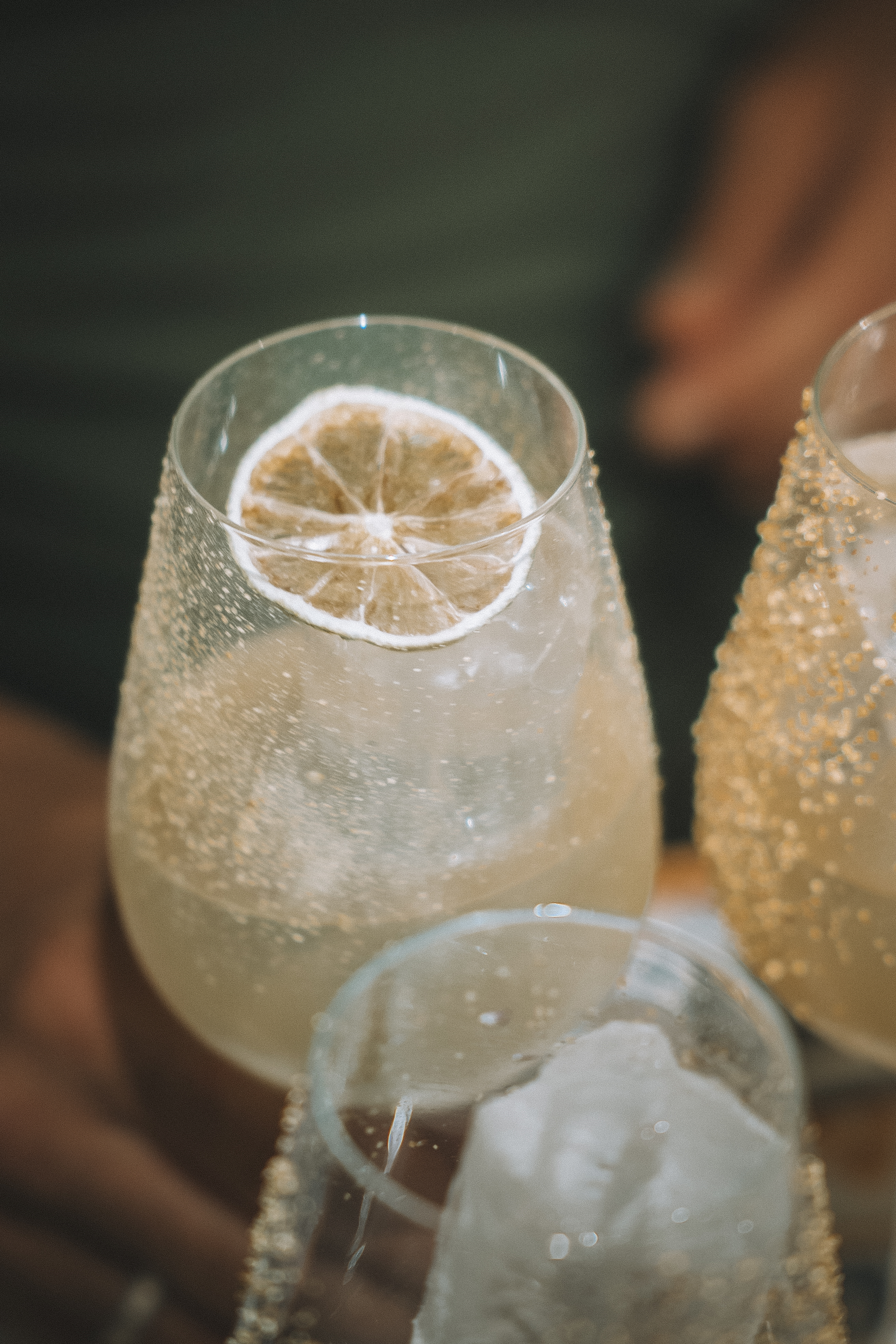 Vasos con bebidas espumosas y rodajas de limón, decorados con azúcar.