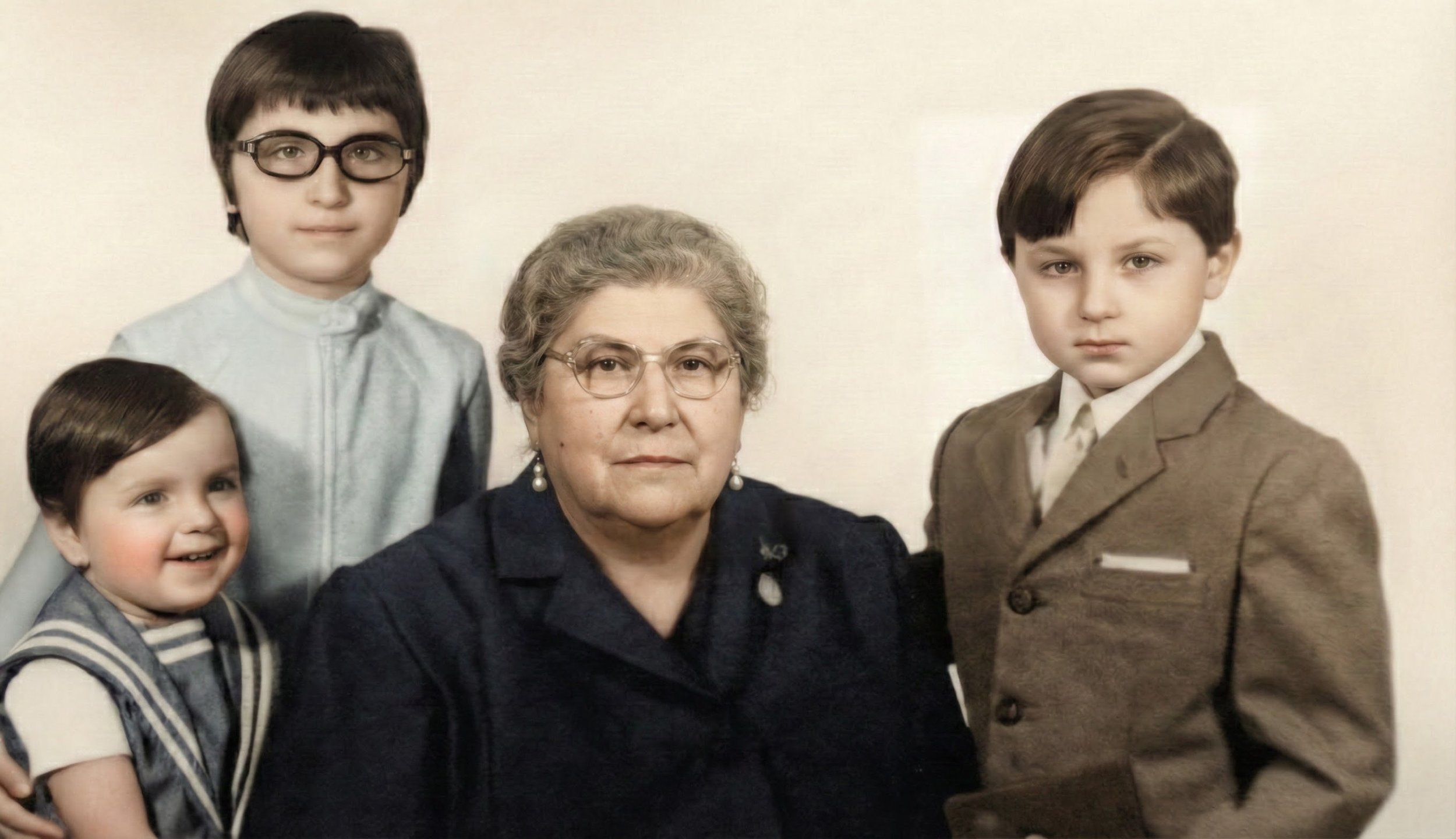 Family portrait of Marie de Caba with her grandchildren. All dressed in vintage clothing.