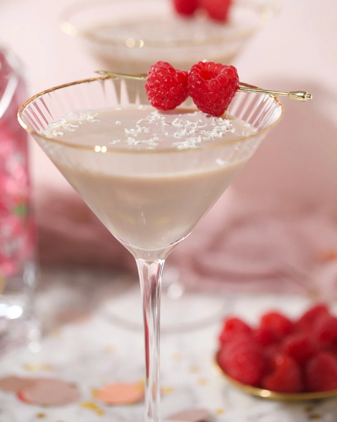 All hail the 𝐐𝐮𝐞𝐞𝐧 𝐨𝐟 𝐇𝐞𝐚𝐫𝐭𝐬 💋💗 She&rsquo;s silky. She&rsquo;s indulgent. She rules the room.
ㅤ
Crafted with our Queen Bee Osmia Vodka, raspberry liqueur, cream liqueur, and a kiss of white chocolate &mdash; this Valentine&rsquo;s feat