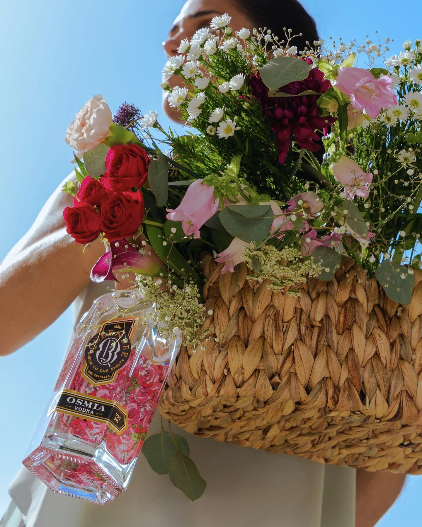 𝑇ℎ𝑒 𝑠𝑐𝑒𝑛𝑒: blue skies, fresh florals, and a bottle of Queen Bee. 𝑂𝑢𝑟 𝑜𝑠𝑚𝑖𝑎 𝑣𝑜𝑑𝑘𝑎: smooth, clean, and citrusy.
ㅤ
Drink like a 𝑸𝒖𝒆𝒆𝒏 𝑩𝒆𝒆 at queenbeedistilling.com.
Sip responsibly, savor luxuriously.
&bull;
#vodka #cocktails
