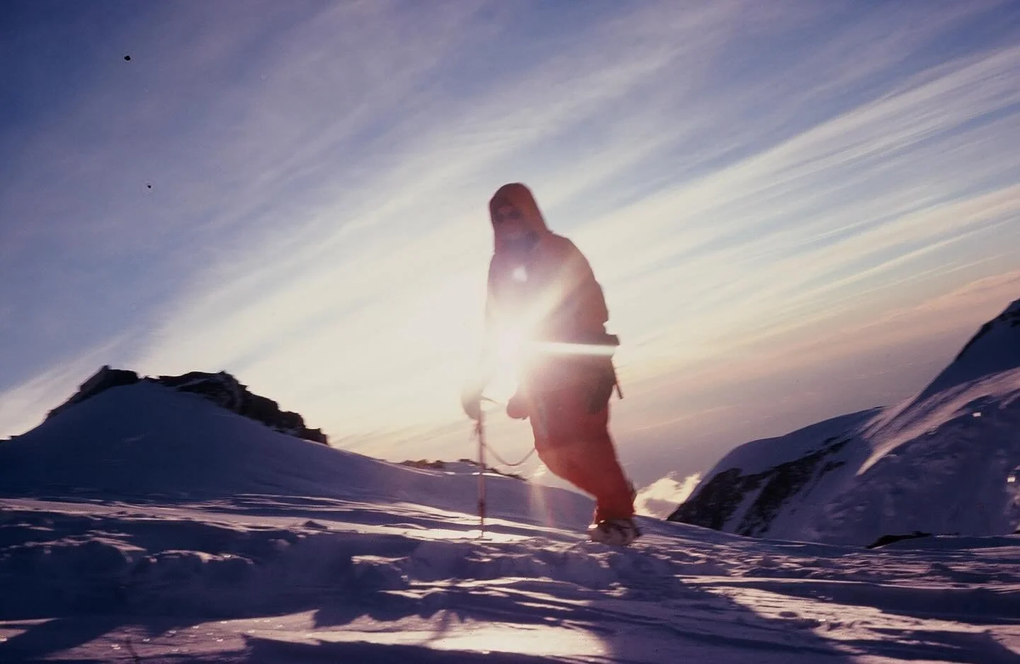 Chasing the golden hour where the earth meets the sky ☀️🏔️
#highexpedition #thesummit #highex #alaska