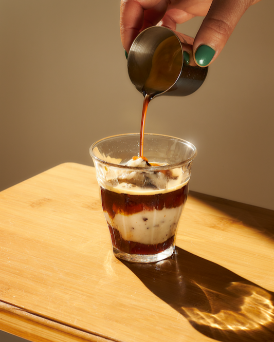 Affogato glace stracciatella et espresso d'un café de spécialité versé dans un verre transparent