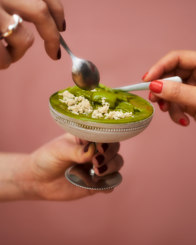 Coupe de glace matcha tenue pour être dégustée à la cuillère
