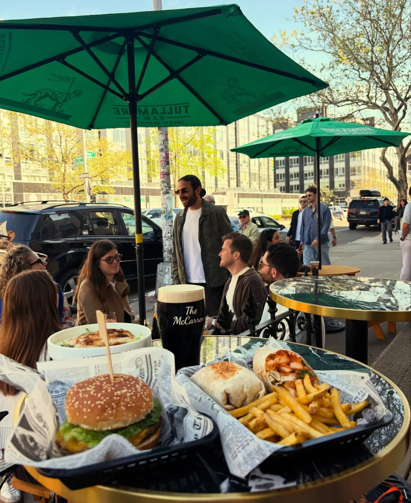 Nothing hits like a Thursday outside at The McCarren 🍔🍻 #williamsburg #brooklyn #foodies #guinness🍺 #springsummer