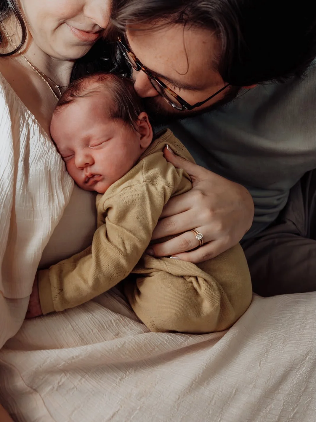 Prepare for your in-home newborn session by

🍼 Opening the blinds. All of them. We need light!! 

🍼 Decluttering 1-2 rooms (don&rsquo;t feel like you need to deep clean, I&rsquo;ve been there) 

🍼 Keeping outfits simple with muted tones and burb c