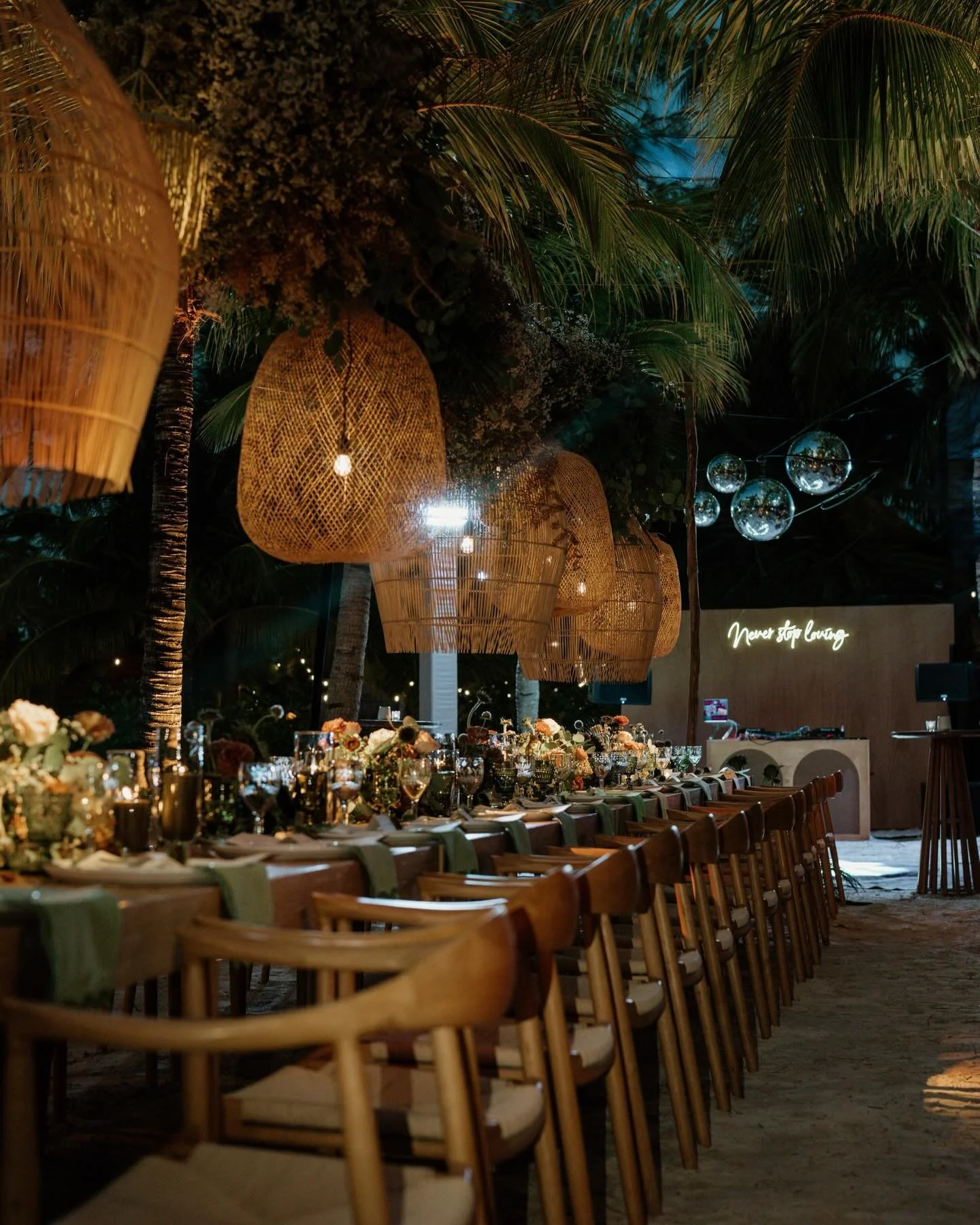 We&rsquo;ll never stop loving these details!

Florals and styling by @marialimon_ 🤍

📸: @valanddave_weddingphotographer 

📍: @sercasasandra 

#destinationweddings #holbox #weddingdesign #holboxweddings #neverstoploving